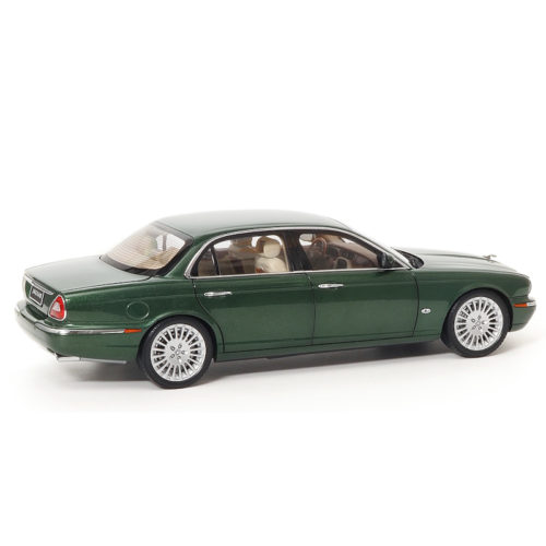 Jaguar XJ6 (X350) - Racing Green 1:18 ALMOST REAL ALM 810502