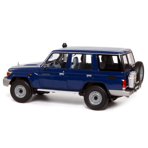 Toyota Land Cruiser 76 2017 - Blue 1:18 ALMOST REAL ALM 870101